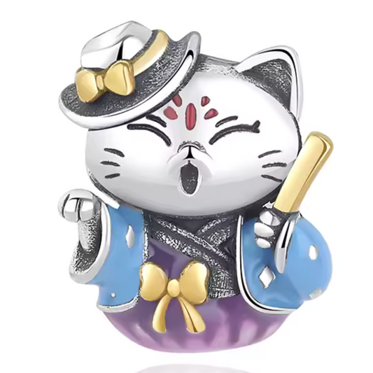 Accueillez la prospérité et la chance avec ce charm Chat de Fortune, symbole classique de bonne fortune et de succès. Fabriqué en argent sterling S925, ce charm représente le célèbre Maneki-neko, souvent vu dans les magasins et les maisons pour attirer la richesse et le bonheur. Compatible avec les bracelets Pandora, il est parfait pour célébrer le Nouvel An chinois en apportant une touche de chance et de positivité à votre collection.