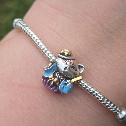 Accueillez la prospérité et la chance avec ce charm Chat de Fortune, symbole classique de bonne fortune et de succès. Fabriqué en argent sterling S925, ce charm représente le célèbre Maneki-neko, souvent vu dans les magasins et les maisons pour attirer la richesse et le bonheur. Compatible avec les bracelets Pandora, il est parfait pour célébrer le Nouvel An chinois en apportant une touche de chance et de positivité à votre collection.