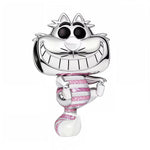 Ce charm capture l’esprit facétieux du Chat du Cheshire: grand sourire gravé, yeux noirs malins et posture légère comme en lévitation. Le corps rayé est rehaussé d’émaux roses pailletés qui scintillent à chaque mouvement, contrastant avec les finitions argent poli. Parfait pour un thème Alice au Pays des Merveilles ou pour ajouter une note de fantaisie à un bracelet.