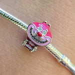 Apportez une touche mystérieuse et féerique à votre collection avec ce charm en Argent 925 (S925), représentant le célèbre Chat du Cheshire pailleté. Un bijou unique et captivant parfait pour sublimer vos bracelets et colliers avec l’esprit enchanté d’Alice au Pays des Merveilles.