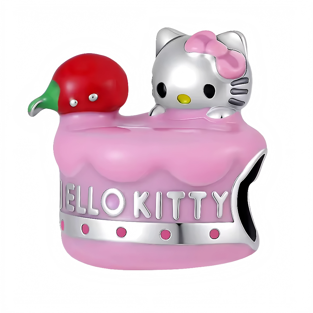 Ce charm gourmand présente un chaton gris argent avec ruban rose, perché espiègle sur un gâteau rose texturé à la crème, à côté d’une cerise rouge brillante avec feuille verte. Les inscriptions stylisées renforcent le thème festif et sucré, avec des détails noirs comme moustaches et yeux pour une expression coquine. Symbole de douceur irrésistible et de joie enfantine, il égaye tout bracelet d’une note délicieusement kawaii.

Caractéristiques :

Matière : Argent 925 (S925) avec émail rose, rouge et vert.
De