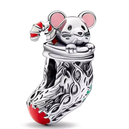 Ajoutez une touche ludique et festive à votre collection avec ce charm en argent sterling S925, représentant une chaussette de Noël ornée d'une adorable souris. Ce charm capture l’esprit joyeux des fêtes, évoquant des souvenirs d'innocence et de magie pour petits et grands. Avec ses détails exquis et sa conception charmante, il apportera une note d'humour et de chaleur à votre bracelet, parfait pour célébrer la saison des fêtes.