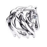 Ce charm élégant dépeint une tête de cheval aux contours fluides et ondulés en argent poli, avec une crinière stylisée en vagues dynamiques évoquant vitesse et grâce galopante. Un cristal brillant ponctue le front comme un œil vif ou une étoile mystique, rehaussant la silhouette abstraite et sculpturale d’une aura de noblesse équine. Symbole de liberté et d’élégance sauvage, il élève tout bracelet avec une vibe équestre raffinée et intemporelle.

Caractéristiques :

Matière : Argent 925 (S925) poli avec oxy