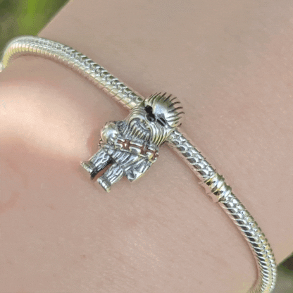 Ajoutez une touche de courage et de robustesse à votre collection avec ce charm représentant Chewbacca, le fidèle Wookiee de Star Wars. Conçu en argent sterling S925, ce charm capture l’essence sauvage et l’adorable côté du célèbre compagnon de Han Solo.
