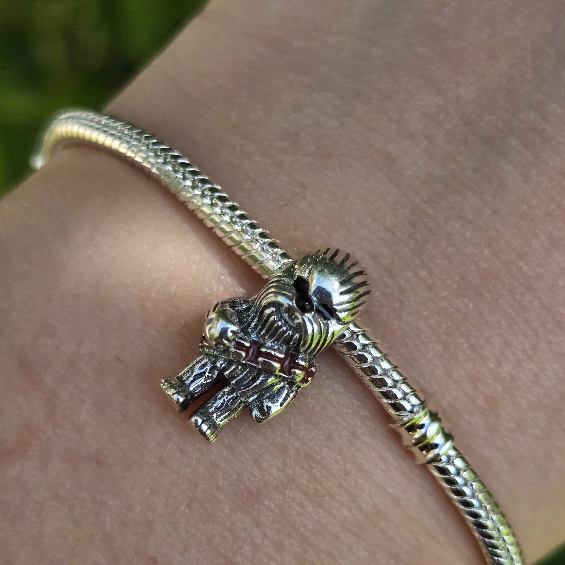 Ajoutez une touche de courage et de robustesse à votre collection avec ce charm représentant Chewbacca, le fidèle Wookiee de Star Wars. Conçu en argent sterling S925, ce charm capture l’essence sauvage et l’adorable côté du célèbre compagnon de Han Solo.