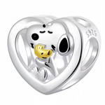 Ce charm attendrissant encadre un chien au museau allongé paisiblement endormi dans un cœur ajouré argent sterling, câlinant un petit caneton jaune souriant au centre. Les détails noirs sur museau et yeux du chien accentuent la sérénité, tandis que le cadre sculpté ajoute une touche romantique et protectrice. Symbole de sommeil doux et d’amitiés tendres, il évoque repos paisible et affection pure sur tout bracelet.

Caractéristiques :

Matière : Argent 925 (S925) avec émail jaune.
Design : Cadre cœur ajouré