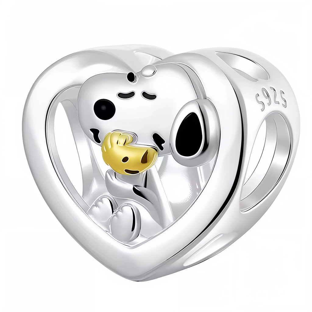 Ce charm attendrissant encadre un chien au museau allongé paisiblement endormi dans un cœur ajouré argent sterling, câlinant un petit caneton jaune souriant au centre. Les détails noirs sur museau et yeux du chien accentuent la sérénité, tandis que le cadre sculpté ajoute une touche romantique et protectrice. Symbole de sommeil doux et d’amitiés tendres, il évoque repos paisible et affection pure sur tout bracelet.

Caractéristiques :

Matière : Argent 925 (S925) avec émail jaune.
Design : Cadre cœur ajouré