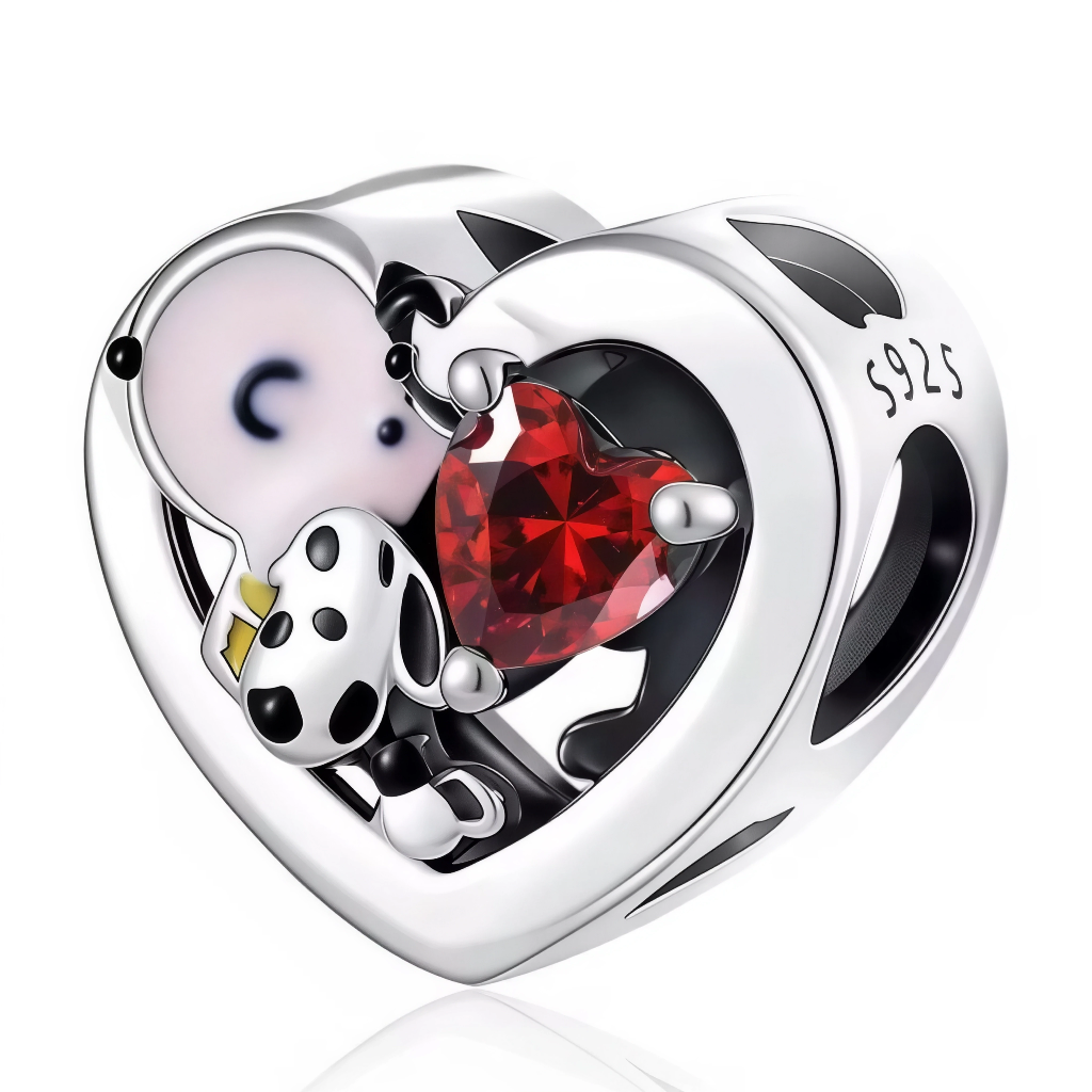 Ce charm mignon représente un petit chien tacheté blotti dans un grand cœur ajouré en argent 925, serrant contre lui un cristal en forme de cœur rouge étincelant. Les touches d’émail noir et jaune soulignent son museau et ses tâches façon dalmatien, créant un contraste vif avec l’argent poli. Symbole d’amour inconditionnel et de loyauté animale, il apporte une touche affectueuse et pétillante à tout bracelet.

Caractéristiques :

Matière : Argent 925 (S925) avec émail noir/jaune et cristal rouge en forme de