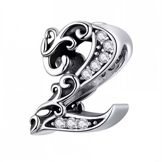 Personnalisez votre bracelet avec ce charm en forme de chiffre "2", conçu en argent 925. Un bijou raffiné et discret, parfait pour symboliser un chiffre spécial ou un moment important de votre vie.