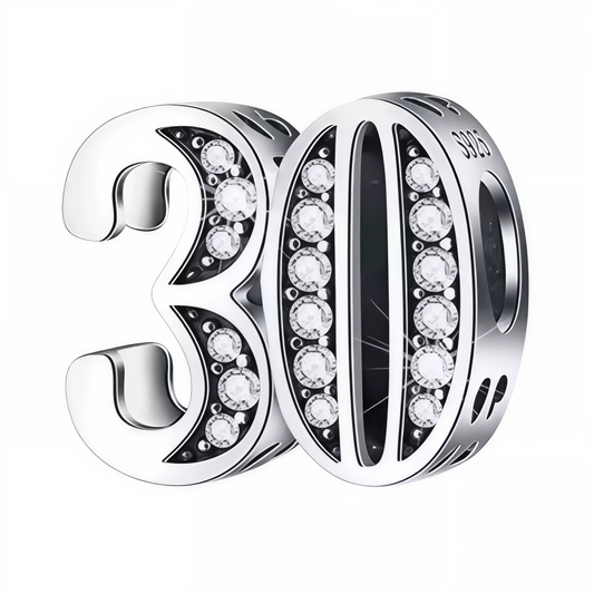 Personnalisez votre bracelet avec ce charm en forme de chiffre "30", réalisé en argent 925 et orné de strass scintillants. Un bijou élégant et étincelant, parfait pour marquer un anniversaire ou un moment important avec style.