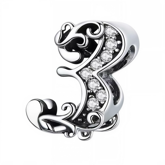 Apportez une touche personnelle à votre bracelet avec ce charm en forme de chiffre "3", réalisé en argent 925. Un bijou élégant et subtil, idéal pour représenter un chiffre symbolique ou un moment précieux.