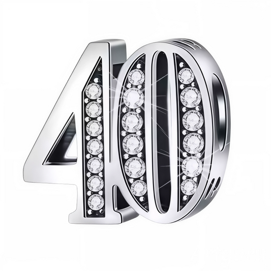 Apportez une touche brillante à votre bracelet avec ce charm en forme de chiffre "40", réalisé en argent 925 et orné de strass scintillants. Un bijou élégant et raffiné, idéal pour célébrer une étape importante ou un chiffre symbolique avec éclat.