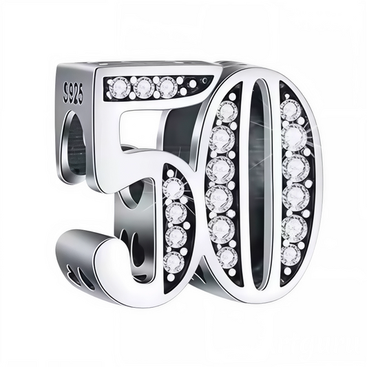 Sublimez votre bracelet avec ce charm en forme de chiffre "50", réalisé en argent 925 et orné de strass scintillants. Un bijou élégant et éclatant, parfait pour célébrer un anniversaire, un événement marquant ou symboliser un chiffre important avec raffinement.