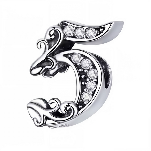 Ajoutez une touche unique à votre bracelet avec ce charm en forme de chiffre "5", réalisé en argent 925. Un bijou élégant et raffiné, parfait pour marquer un chiffre spécial ou un moment mémorable.
