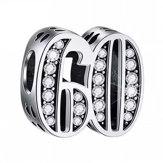 Sublimez votre bracelet avec ce charm en forme de chiffre "60", réalisé en argent 925 et orné de strass scintillants. Un bijou élégant et éclatant, parfait pour célébrer un anniversaire, un événement spécial ou marquer un chiffre significatif avec style.