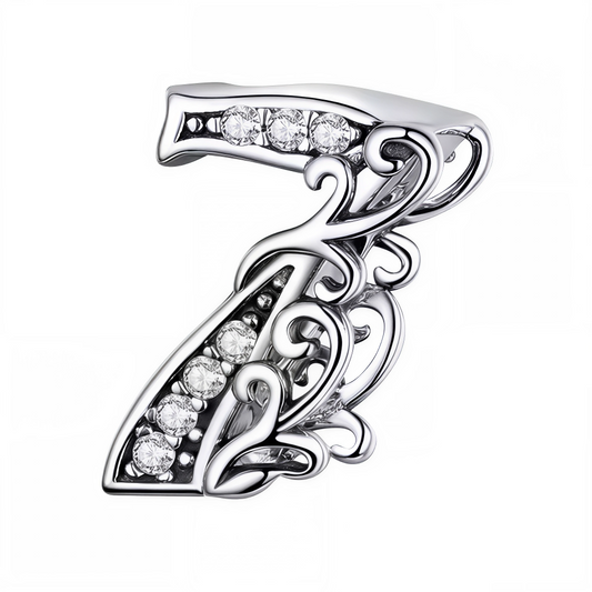 Ajoutez une touche personnelle à votre bracelet avec ce charm en forme de chiffre "7", réalisé en argent 925. Un bijou raffiné et élégant, parfait pour symboliser un chiffre porte-bonheur ou un moment spécial.