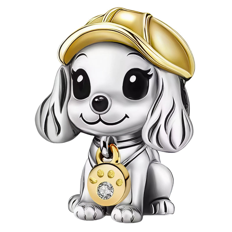 Ce charm canin espiègle présente un chiot blanc aux longues oreilles bouclées, yeux noirs pétillants ronds et sourire joyeux, coiffé d'une casquette jaune inclinée. Un collier doré avec médaille ronde sertie d'un cristal blanc complète l'ensemble dynamique du pendentif suspendu. Symbole d'aventure fidèle et malice canine, il trottine les bracelets d'une énergie joueuse contagieuse.

Caractéristiques

Matière : Argent 925 avec émail blanc jaune et cristal blanc.
Design : Chiot 3D blanc oreilles bouclées, cas