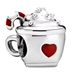 Apportez la douceur et la chaleur de l'hiver à votre collection avec ce charm en argent sterling S925 représentant un délicieux chocolat chaud dans sa tasse, garni de crème fouettée et de petits marshmallows. Ce charm évoque les moments réconfortants passés au coin du feu pendant les froides journées d'hiver, parfait pour les amateurs de gourmandises. Avec ses détails minutieux, ce charm est une véritable célébration des plaisirs simples et chaleureux de la saison.