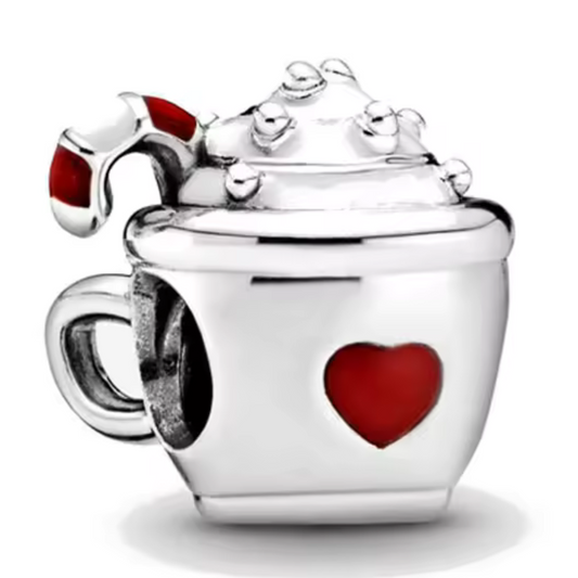 Apportez la douceur et la chaleur de l'hiver à votre collection avec ce charm en argent sterling S925 représentant un délicieux chocolat chaud dans sa tasse, garni de crème fouettée et de petits marshmallows. Ce charm évoque les moments réconfortants passés au coin du feu pendant les froides journées d'hiver, parfait pour les amateurs de gourmandises. Avec ses détails minutieux, ce charm est une véritable célébration des plaisirs simples et chaleureux de la saison.