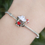 Apportez la douceur et la chaleur de l'hiver à votre collection avec ce charm en argent sterling S925 représentant un délicieux chocolat chaud dans sa tasse, garni de crème fouettée et de petits marshmallows. Ce charm évoque les moments réconfortants passés au coin du feu pendant les froides journées d'hiver, parfait pour les amateurs de gourmandises. Avec ses détails minutieux, ce charm est une véritable célébration des plaisirs simples et chaleureux de la saison.