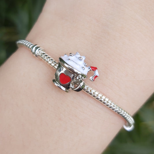 Apportez la douceur et la chaleur de l'hiver à votre collection avec ce charm en argent sterling S925 représentant un délicieux chocolat chaud dans sa tasse, garni de crème fouettée et de petits marshmallows. Ce charm évoque les moments réconfortants passés au coin du feu pendant les froides journées d'hiver, parfait pour les amateurs de gourmandises. Avec ses détails minutieux, ce charm est une véritable célébration des plaisirs simples et chaleureux de la saison.