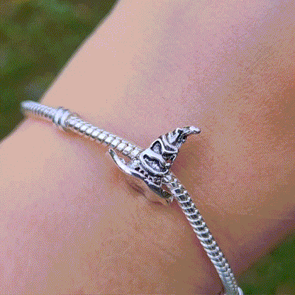 Ajoutez une touche de magie à votre collection avec ce charm en forme de Choixpeau, l'emblématique chapeau qui détermine la maison des élèves à Poudlard. Fabriqué en argent sterling 925, ce charm de haute qualité est compatible avec tous les bracelets Pandora, vous permettant d'incorporer un symbole iconique de l'univers de Harry Potter à votre bijou préféré. Parfait pour les fans de la saga, ce charm capture les détails du Choixpeau avec une précision remarquable, apportant un peu de l'atmosphère magique d