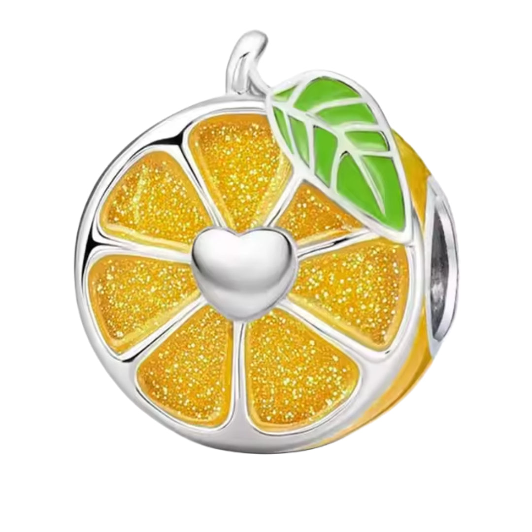 Apporte une touche de fraîcheur et de vitalité à ton bracelet avec ce charm en argent sterling 925 en forme de citron éclatant. Son design lumineux et plein de pep’s évoque l’énergie des beaux jours et la joie de vivre, parfait pour égayer ton style au quotidien. Un bijou original et vitaminé qui attire le regard avec légèreté.

Caractéristiques :

- Matière : Argent 925.
- Design : Citron détaillé avec finition brillante et colorée.
- Dimensions : Taille standard charm (~1,7 cm hauteur env., trou 3 mm comp