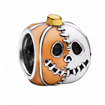 Apportez une touche unique et ludique à votre collection avec ce charm citrouille au visage sculpté, affichant deux ambiances Halloween distinctes : un côté orange vif souriant et un autre côté blanc mystérieux. Ce contraste de couleurs capture parfaitement l’esprit joueur et un peu spooky de la fête, tandis que ses finitions argentées brillantes assurent un éclat durable à votre bracelet.