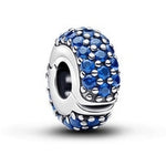 Apporte une touche d’éclat et de raffinement à ton bracelet avec ce charm clip argenté orné de strass bleus scintillants. Son design élégant et lumineux permet de maintenir les charms en place tout en ajoutant une note chic et colorée à ta composition. Un accessoire pratique et décoratif, parfait pour compléter un bracelet avec style.

Caractéristiques :

-&nbsp;Matière : Argent 925.
-&nbsp;Design : Charm clip argenté avec strass bleus brillants.
-&nbsp;Dimensions : Taille délicate et confortable à porter.
