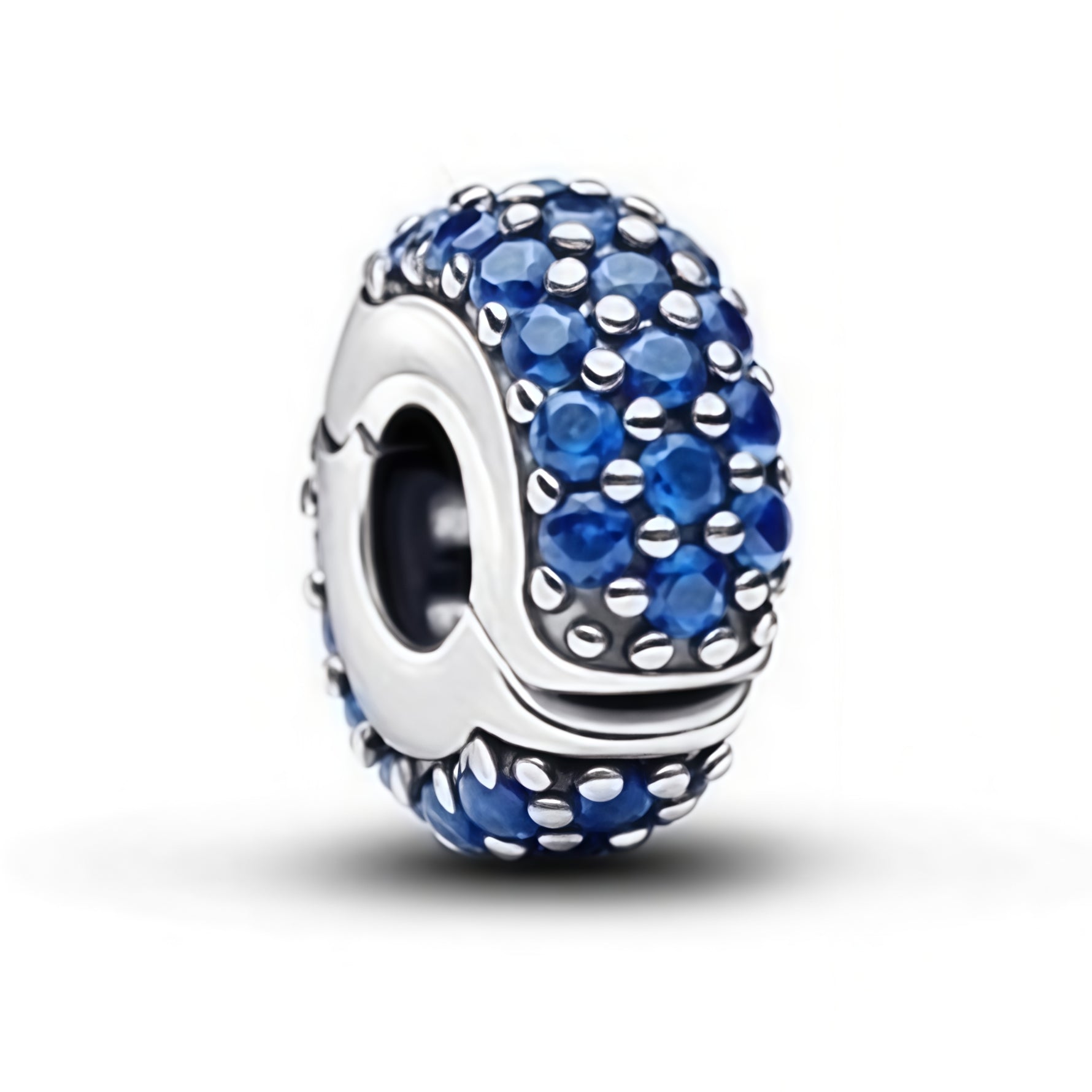 Apporte une touche d’éclat et de raffinement à ton bracelet avec ce charm clip argenté orné de strass bleus scintillants. Son design élégant et lumineux permet de maintenir les charms en place tout en ajoutant une note chic et colorée à ta composition. Un accessoire pratique et décoratif, parfait pour compléter un bracelet avec style.

Caractéristiques :

-&nbsp;Matière : Argent 925.
-&nbsp;Design : Charm clip argenté avec strass bleus brillants.
-&nbsp;Dimensions : Taille délicate et confortable à porter.
