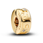 Apporte une touche de magie et de raffinement à ton bracelet avec ce charm clip doré inspiré du château Disney. Son design élégant et féerique évoque l’univers enchanté des contes de fées, tout en ajoutant une note lumineuse et prestigieuse à ta composition. Un accessoire aussi pratique que décoratif, parfait pour les fans de Disney et les bijoux pleins de rêve.

Caractéristiques :

-&nbsp;Matière : Argent 925 doré.
-&nbsp;Design : Charm clip doré inspiré du château Disney, avec finition brillante.
-&nbsp;D