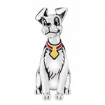 Apportez une touche de romance canaille à votre collection avec ce Charm - Clochard, en argent sterling S925. Inspiré du célèbre personnage de Disney, Clochard de La Belle et le Clochard, ce charm capture son caractère aventurier et loyal. Toujours prêt à défendre ceux qu'il aime, Clochard est un symbole d'affection et de dévotion. Idéal pour les fans de Disney et de cette romance iconique, ce charm est parfait pour rappeler l’amour sincère et inattendu.