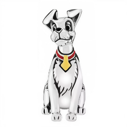 Apportez une touche de romance canaille à votre collection avec ce Charm - Clochard, en argent sterling S925. Inspiré du célèbre personnage de Disney, Clochard de La Belle et le Clochard, ce charm capture son caractère aventurier et loyal. Toujours prêt à défendre ceux qu'il aime, Clochard est un symbole d'affection et de dévotion. Idéal pour les fans de Disney et de cette romance iconique, ce charm est parfait pour rappeler l’amour sincère et inattendu.