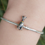 Apportez une touche de romance canaille à votre collection avec ce Charm - Clochard, en argent sterling S925. Inspiré du célèbre personnage de Disney, Clochard de La Belle et le Clochard, ce charm capture son caractère aventurier et loyal. Toujours prêt à défendre ceux qu'il aime, Clochard est un symbole d'affection et de dévotion. Idéal pour les fans de Disney et de cette romance iconique, ce charm est parfait pour rappeler l’amour sincère et inattendu.