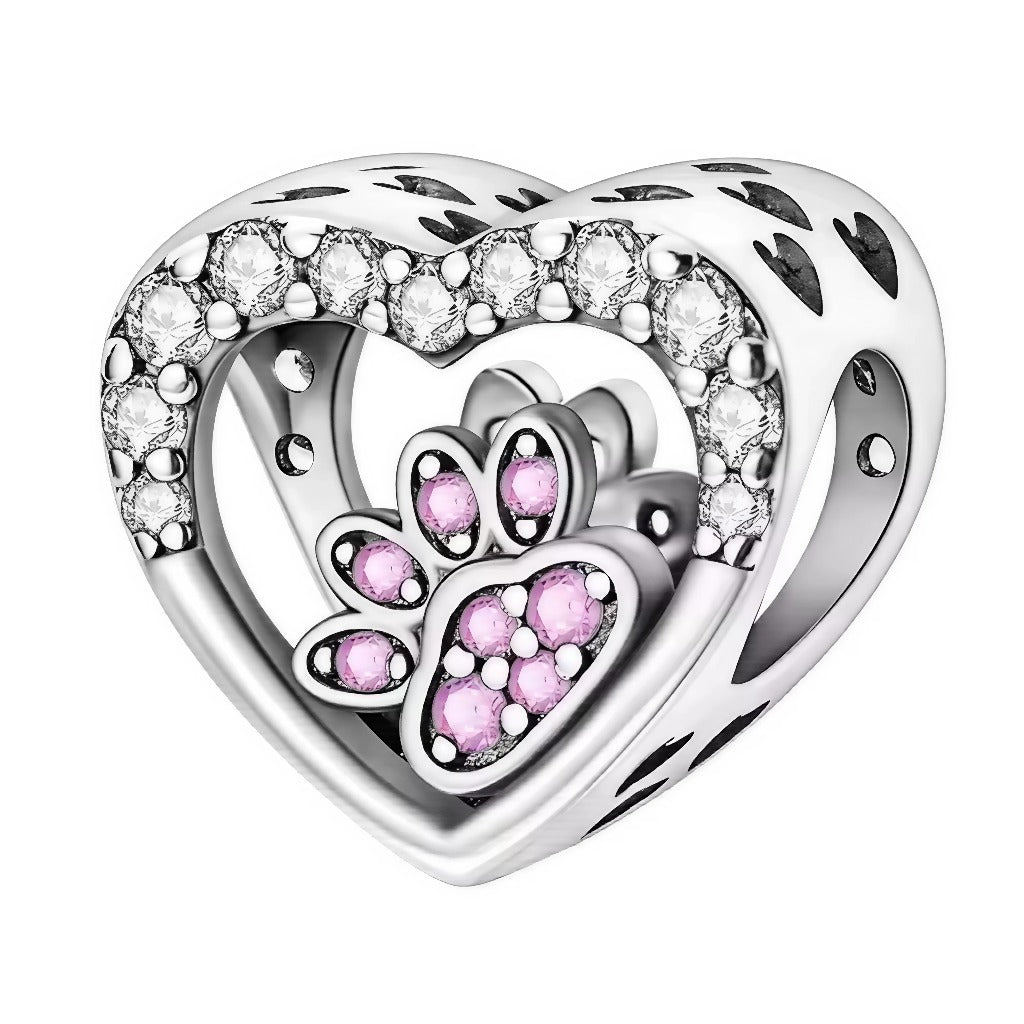Affichez votre amour des animaux avec élégance grâce à ce charm en forme de coeur et de patte de chien, réalisé en Argent 925 (S925) et serti de cristaux rose clair scintillants ! Son design raffiné et ses finitions lumineuses apportent une touche tendre et moderne à votre bracelet, idéal pour les passionnés de chiens et les amateurs de bijoux précieux.