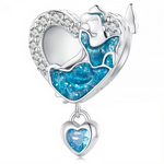 Ce charm romantique enchanteur encadre une silhouette de princesse à la robe bleue étincelante fluide dans un cœur ovale serti de cristaux multiples, ailes stylisées déployées et petit cœur bleu suspendu. Les contours argentés et reflets chatoyants capturent grâce royale du pendentif. Symbole de contes d'amour et magie de bal.

Caractéristiques

Matière : Argent 925 avec émail bleu et cristaux blancs bleus.
Design : Princesse silhouette bleue cœur cadre ailes, cœur suspension.
Style : Charm pour thèmes bal,