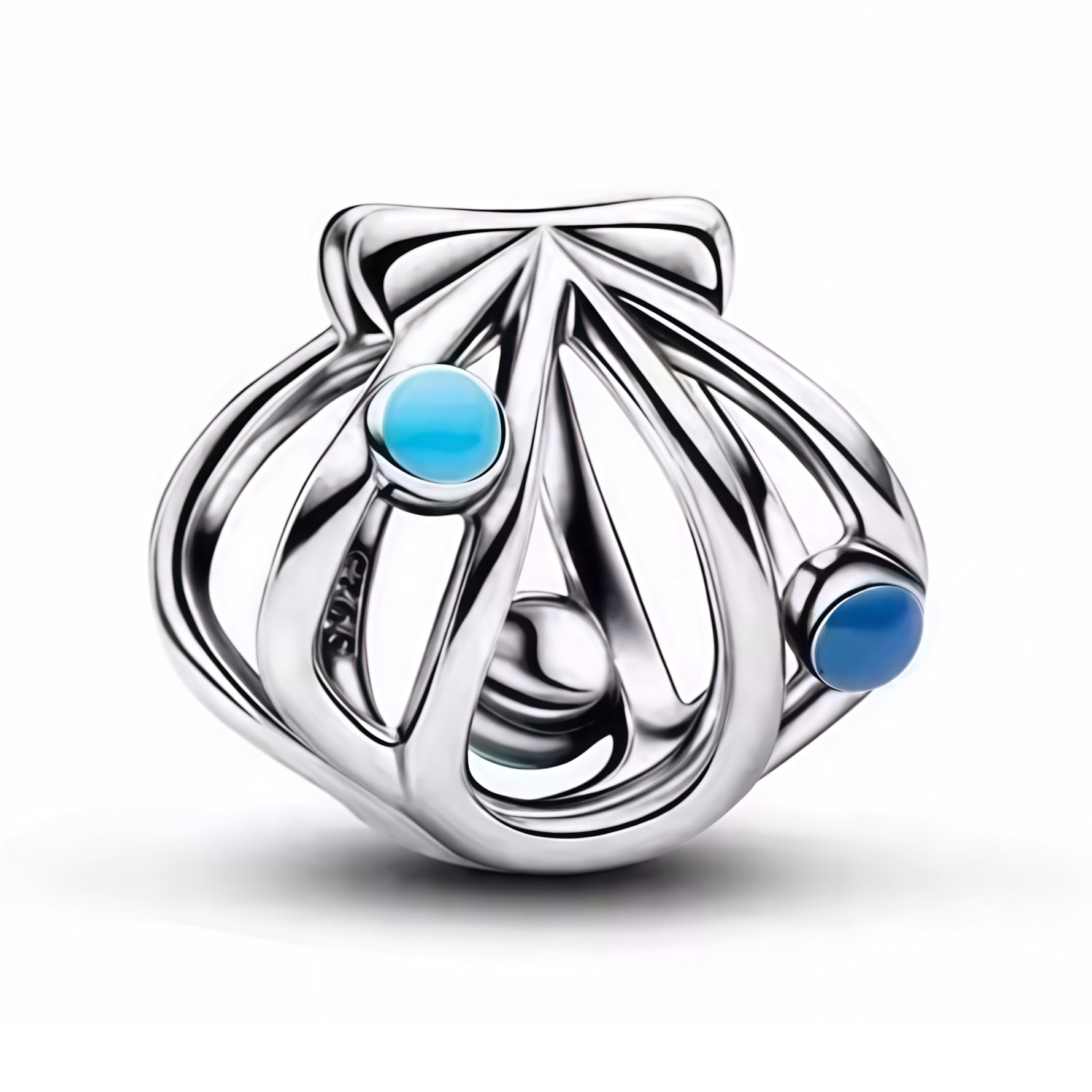 Plonge dans un univers marin raffiné avec ce charm en argent sterling 925 en forme de coquillage, délicatement sublimé par un détail bleu lumineux. Son design élégant évoque la douceur des vagues, la fraîcheur de l’océan et l’évasion estivale, apportant une touche poétique et sophistiquée à ton bracelet. Un bijou délicat qui capture l’esprit de la mer avec charme.

Caractéristiques :

- Matière : Argent 925.
- Design : Coquillage détaillé avec finition argentée et touches bleues.
- Dimensions : Taille stand