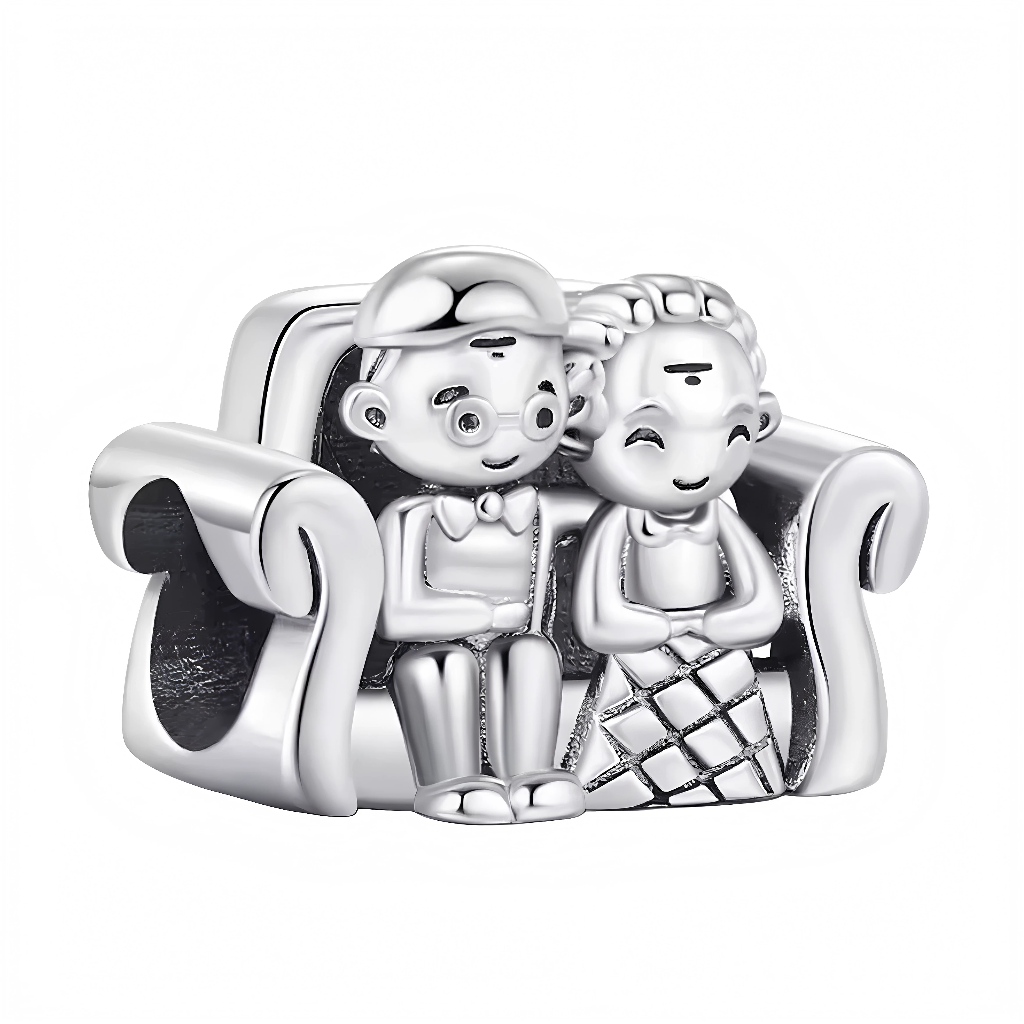 Ce charm en argent 925 représente un adorable couple assis côte à côte sur un canapé, serré l’un contre l’autre, symbole de complicité et d’amour au quotidien. Les deux personnages sont finement détaillés : visage souriant, vêtements stylisés et accoudoirs du canapé aux courbes douces, pour un résultat à la fois ludique et attendrissant.