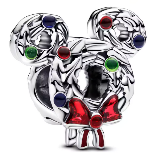 Apportez l'esprit festif de Disney à votre collection avec ce charm Couronne de Noël en Forme de Mickey. Confectionné en métal argenté et orné de détails en émail vert et rouge, ce charm représente une couronne de Noël en forme des oreilles de Mickey Mouse, décorée de baies rouges et d'un petit nœud festif. Parfait pour célébrer la magie de Noël avec une touche Disney, ce bijou apportera une note chaleureuse et nostalgique à votre poignet. Compatible avec les bracelets Pandora, ce charm est idéal pour les a