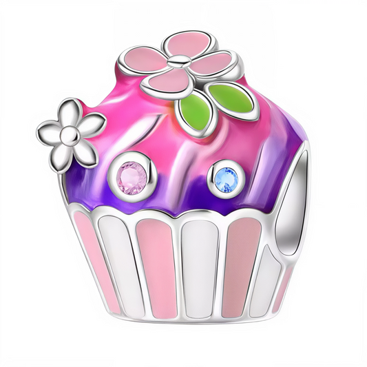 Ajoutez une note joyeuse et colorée à votre bracelet avec ce charm cupcake fleuri, réalisé en Argent 925 (S925) ! Son décor combine un glaçage rose et violet rehaussé de deux fleurs argentées, de pétales verts et de petits cristaux rose et bleu, pour un effet frais et printanier. Une création gourmande et poétique, idéale à offrir ou à collectionner pour illuminer chaque journée.