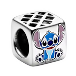 Ce charm revisite le dé en version joaillière: arêtes adoucies, perçage central pour une glisse parfaite sur le bracelet, et éventail d’ouvertures losangées au sommet qui apportent légèreté. Une face présente Stitch assis, souriant, en émaux bleu et rose, pour une touche pop et attachante. Parfait pour les fans de Disney‑like et ceux qui aiment les designs graphiques.