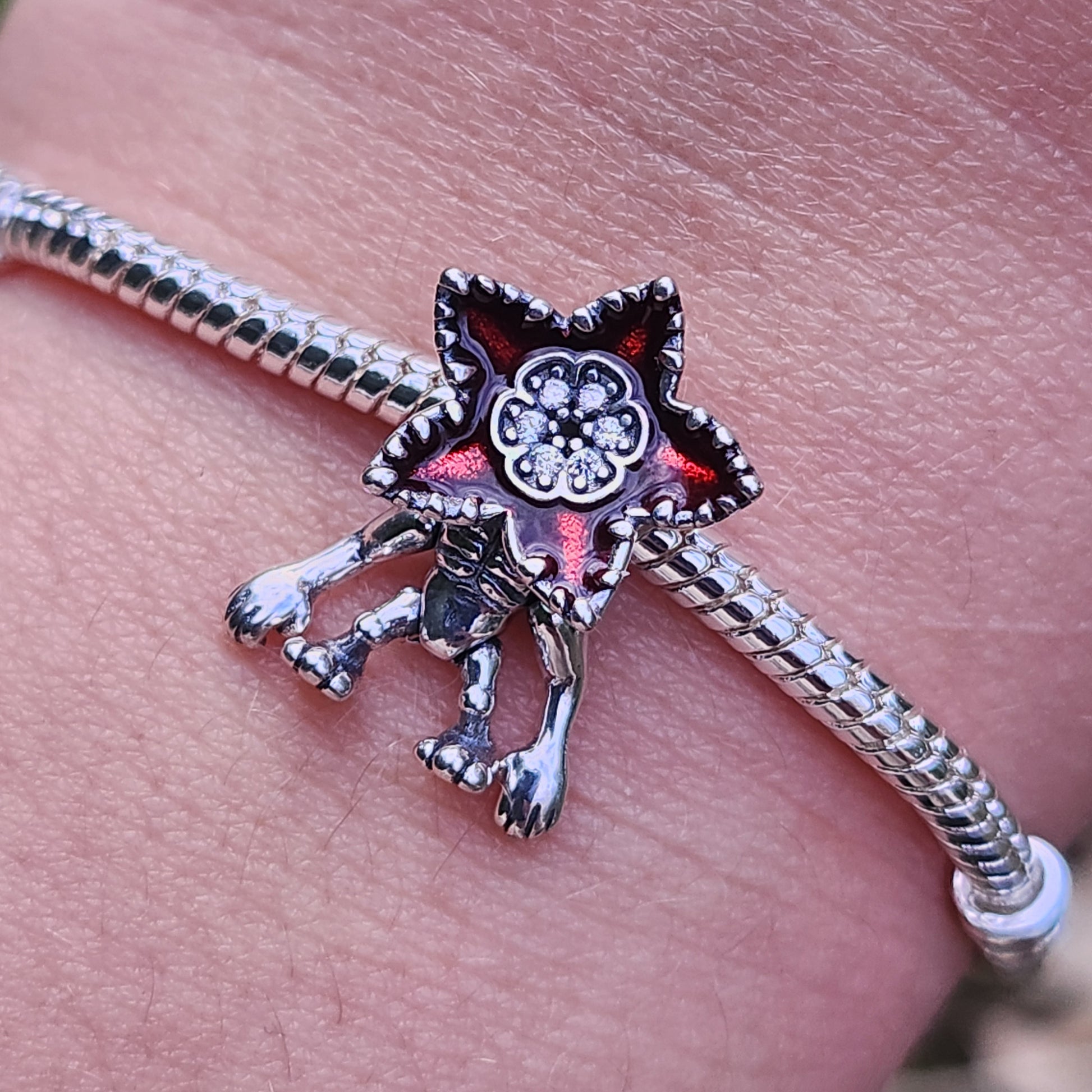 Ajoutez une touche de mystère et d'horreur à votre collection avec ce charm Démogorgon avec Diamant. Confectionné en métal et finement détaillé, ce charm représente le célèbre monstre, avec un éclat de diamant étincelant qui attire tous les regards. Ce bijou unique symbolise la puissance et l'intrigue, parfait pour les amateurs de l'univers fantastique et des récits d'horreur. Compatible avec les bracelets Pandora, ce charm apportera une note captivante et audacieuse à votre poignet.