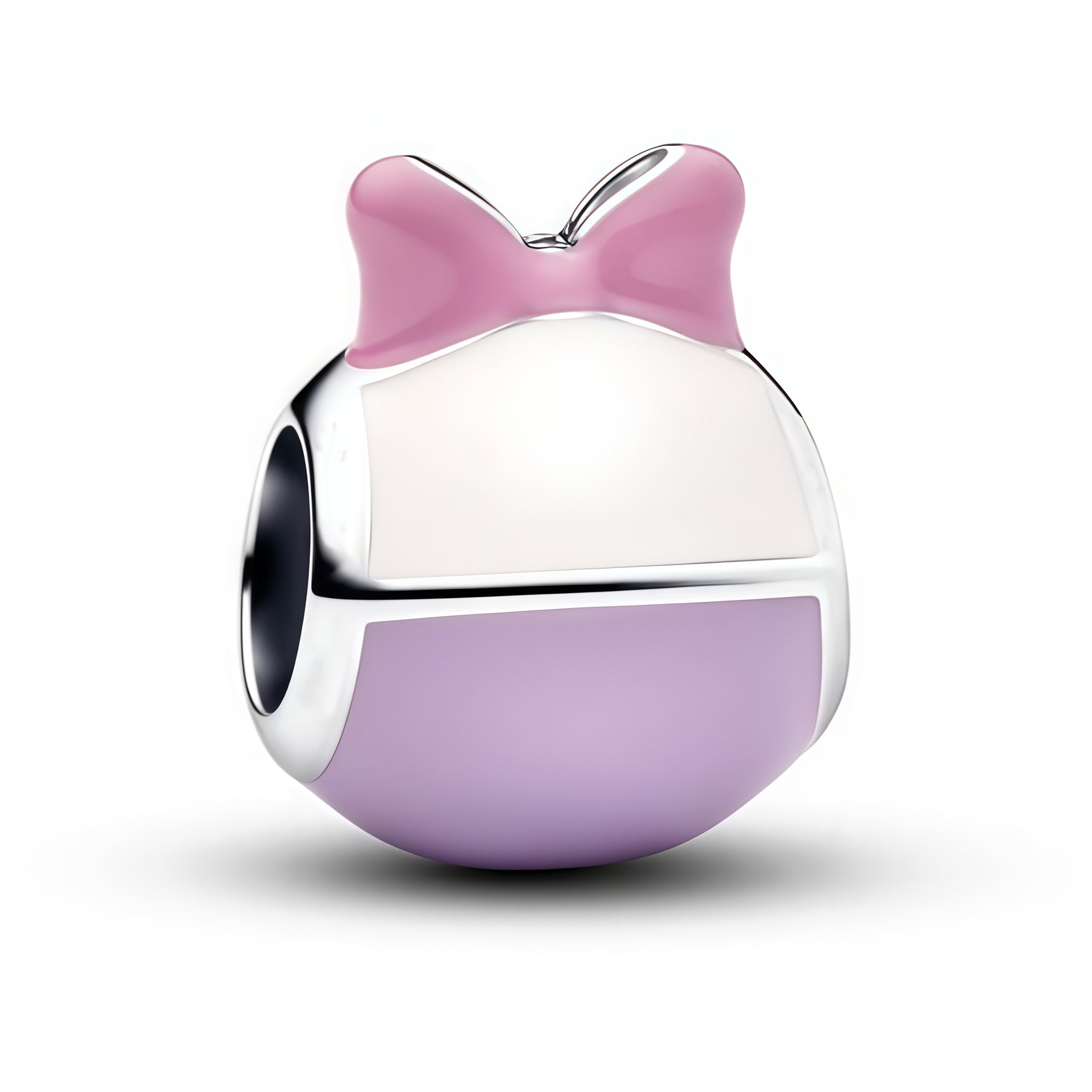 Apporte une touche de douceur et de fantaisie à ton bracelet avec ce charm inspiré de Daisy, dans des tons rose et violet délicats. Son design élégant et féminin évoque l’univers joyeux et pétillant du personnage, tout en ajoutant une note colorée et raffinée à ta collection. Un bijou adorable, parfait pour les fans de Daisy et des pièces pleines de charme.

Caractéristiques :

-&nbsp;Matière : Argent 925.
-&nbsp;Design : Charm inspiré de Daisy avec nœud rose, détails roses et violets.
-&nbsp;Dimensions : T