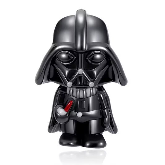 Rejoignez le côté obscur avec ce charm en argent 925 à l’effigie de Dark Vador, l’emblématique Seigneur Sith de Star Wars. Avec son casque détaillé et son aura imposante, ce bijou est un hommage parfait à la saga culte. Une pièce incontournable pour les fans de l’univers galactique qui veulent afficher leur passion avec style.