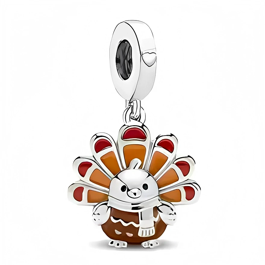 Ce charm en argent 925 représente un petit dindon aux plumes largement déployées, colorées de dégradés orange et rouge qui évoquent les teintes chaleureuses de l’automne. Il porte une petite écharpe claire autour du cou, ce qui lui donne un air à la fois cosy et amusant sur un bracelet ou un collier.

Caractéristiques :
Matière : Argent 925 avec émaux orange, rouge et blanc.
Design : Dindon debout, plumes en éventail et écharpe autour du cou.
Coloris : Argent brillant, nuances d’orange brûlé et de rouge, to