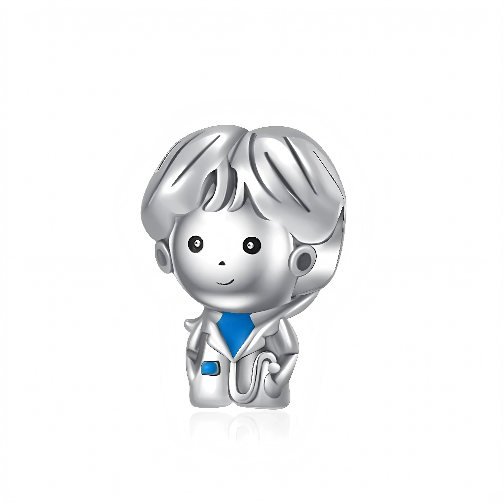 La figurine en argent 925 montre un personnage aux cheveux lisses, avec un visage rond et souriant, portant une blouse de médecin détaillée avec col en V bleu et petite poche colorée. Les bras et le stéthoscope stylisé sont sculptés en relief, ce qui donne du volume au charm tout en conservant une silhouette compacte qui glisse facilement sur un bracelet. Ce motif convient autant aux médecins, internes, étudiants en médecine qu’aux infirmiers et autres professionnels de santé.