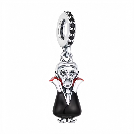 Mettez une touche de mystère et d’élégance gothique à votre collection avec ce charm Dracula, parfait pour la saison d’Halloween ou pour affirmer un style original tout au long de l’année ! Ce bijou représente Dracula dans sa cape noire caractéristique, à large col rouge et détails argentés. Sa finition en argent 925, ses émaux noirs profonds et ses pierres noires incrustées sur l’attache rendent ce pendentif aussi raffiné que ténébreux. Une pièce idéale pour revisiter l’univers des films classiques et des 