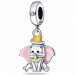 Faites un vol magique avec le charm Dumbo de Disney, célébrant l'adorable éléphant aux grandes oreilles qui a conquis le cœur de millions de fans. Ce charm en argent sterling est une magnifique représentation de Dumbo, affichant son regard doux et ses oreilles emblématiques. Avec des détails soigneusement sculptés et une finition polie, ce charm évoque la tendresse et l'esprit d'aventure qui caractérisent cette histoire intemporelle.