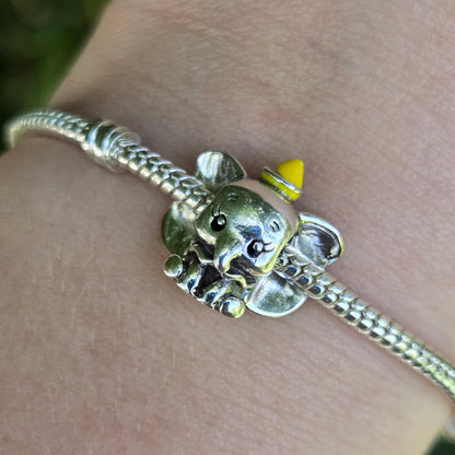 Faites un vol magique avec le charm Dumbo de Disney, célébrant l'adorable éléphant aux grandes oreilles qui a conquis le cœur de millions de fans. Ce charm en argent sterling est une magnifique représentation de Dumbo, affichant son regard doux et ses oreilles emblématiques. Avec des détails soigneusement sculptés et une finition polie, ce charm évoque la tendresse et l'esprit d'aventure qui caractérisent cette histoire intemporelle.