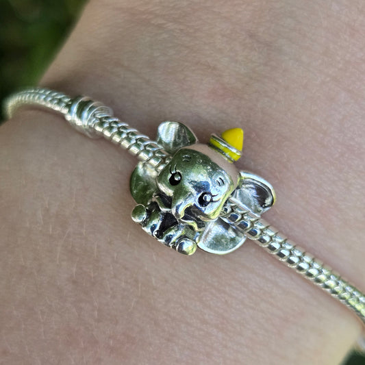 Faites un vol magique avec le charm Dumbo de Disney, célébrant l'adorable éléphant aux grandes oreilles qui a conquis le cœur de millions de fans. Ce charm en argent sterling est une magnifique représentation de Dumbo, affichant son regard doux et ses oreilles emblématiques. Avec des détails soigneusement sculptés et une finition polie, ce charm évoque la tendresse et l'esprit d'aventure qui caractérisent cette histoire intemporelle.